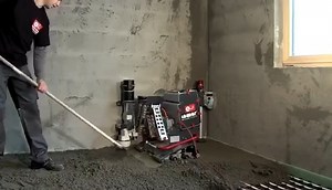 NEU IM SORTIMENT – ESTRICHROBOTER LOM 110. Perfektion egal in welchem Bereich! Das Ziel vom Estrich-Roboter ist maximale Effizienz! Die Anstrengendste Tätigkeit auf dem Bau wird durch den Estrich-Roboter LOM 110 auf das Minimum reduziert und die Arbeit durch den Estrich-Leger auf ein vielfaches erleichtert. Die körperliche Anstrengung der Mitarbeitenden wird dank dem Estrich-Roboter vermindert. Das bedeutet weniger Belastung, mehr Motivation Ihrer Mitarbeitenden. Der Estrichroboter LOM 110 wird 