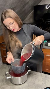 Krokiety z serem i pieczarkami do tego barszcz czerwony. Korzystałam z przepisów cookidoo.zawsze robię „Barszcz czerwony zabielany” nie zabielam, doprawiam i dodaję zakwas własnej roboty 😀 Bułka tarta do krokietów również z własnego wypieku. To wszystko razem daje jakość i smak 🥰 Testujcie przepisy. Krokiety z serem i pieczarkami 👌 barszcz 👌 daję 🔟/ 🔟 a robi się naprawdę szybko i przyjemnie. Ps. Jak Wam się podobają moje nowe patelnie, bo ja jestem zachwycona , to wyższy poziom gotowania ,