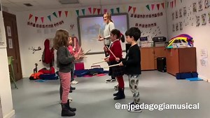 🎶 Os presento una serie de actividades muy divertidas y constructivas que podréis realizar con niños tanto en el aula de música como en casa 🎶 Danzas, canciones, ritmos con percusión corporal, ejercicios de psicomotricidad… un sinfín de contenidos que replicar vosotros mismos. En el vídeo 🎬 podrás ver una de ellas 👉 mjpedagogiamusical.com/blog/ | Mjpedagogiamusical