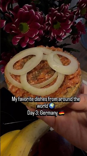 Mettbrötchen (Deutsches Brötchen mit rohem Hackfleisch) #food