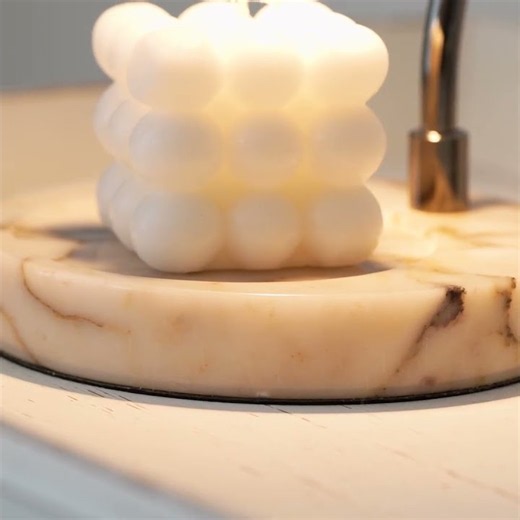 Onyra Candle Warmer Lamp Makes Candlelight Feel Effortlessly Elegant