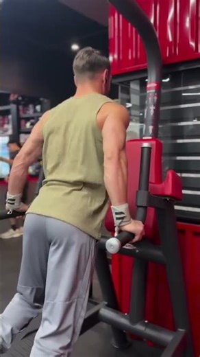 Free dips or Dips machine ? 💥🔥🚀 #shorts #motivation #gym #coaching