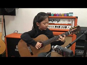 Miumiu chante « Fly Me to the Moon » à la guitare