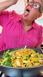 Chicken and Broccoli Stir Fry – The recipe is in the comments. ⬇️ 🍲✨ One pan, 15 minutes, FULL flavour! Say hello to your new weeknight hero: Chicken and Broccoli Stir Fry. Juicy chicken, tender broccoli, and a glossy, umami-rich sauce that comes together in minutes. 🧄🍯🥦 It’s the perfect go-to when you want something healthy, hearty, and seriously delicious—without the drama. 😎 Make it spicy or keep it mild, and don’t forget those chewy Hokkien noodles. This dish proves that fast and fresh 
