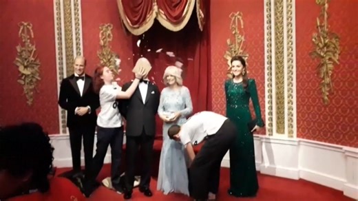 "C'est de la tarte!": La statue du Roi Charles III entartée