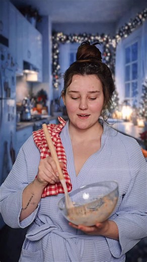 Визажист Макияж Калининград on Instagram: "Каждая уважающая себя девушка за 5 минут до курантов 😂🎄❤️"