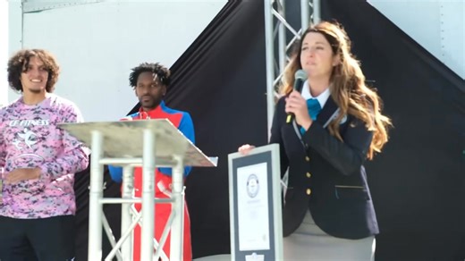 1 423 personnes ont battu le record du plus grand "1 2 3 Soleil" au monde ! | Manu