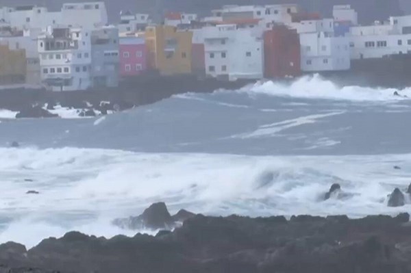 3 dead and 15 injured in tidal surge on Spain's Canary Islands