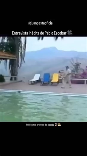 La historia se repite on Instagram: "Pocos lo vieron hablar así. En una entrevista inédita, el reportero francés Tony Comiti logró sentarse frente a Pablo Escobar cuando casi nadie tenía acceso a su mundo. No fue una apología ni un espectáculo. Fue un retrato incómodo: silencios largos, miradas calculadas y un hombre consciente del poder que tenía… y del miedo que generaba. Más que respuestas, dejó contradicciones. Más que frases, dejó preguntas. Ese video no muestra al mito, muestra al personaj