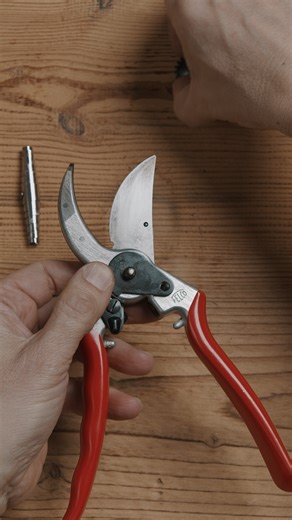 FELCO North America on Instagram: "How to clean and service your FELCO 2 pruning shears What you'll need: - FELCO 905 multifunctional sharpener - A dry rag - Scotch-Brite - FELCO 990 grease - Adjustement key 2/30 - Lubricating oil (sewing machine oil) - FELCO 980 protective spray Instructions: 1- Disassemble your tool 2- Clean all parts with a dry rag 3- Scrub each part carefully with scotch brite 4- Add some FELCO 990 grease on the blade and counter blade 5- Reassemble your tool 6- Adjust your 