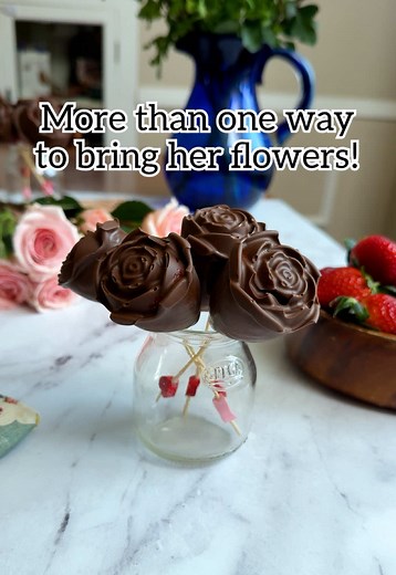 A new way to give roses! 🍓 Easy chocolate covered strawberry rose bouquet! #chocolate #strawberry #giftideas