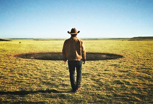 Outer Range, la recensione del finale: il caos (narrativo) avanza a dorso di una mandria di bisonti