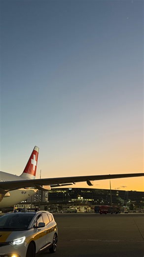 𝐒𝐚𝐫𝐚𝐡 𝐒𝐭ä𝐦𝐩𝐟𝐥𝐢-𝐀𝐯𝐚𝐧𝐜𝐢𝐧𝐢 🍭💖 on Instagram: "Unser allererster Flug mit den Zwillingen ✈️💛 Ich war nervöser als die beiden 🙈 aber sie haben’s sooo toll gemacht! Von Einchecken, Frühstück, Boarding bis zu kleinen Geschenken im Flugzeug – alles lief mega smooth. Kein Drama, nur Freude! 🥹 Und jetzt: Hello Palermo, wir sind ready für dich ☀️ #FirstFlight #TravelWithKids #FlyingWithToddlers #TwinLife #MomLife #FamilyTravel #TravelVibes #Palermo #SicilyTrip #HolidayWithKids #Pare