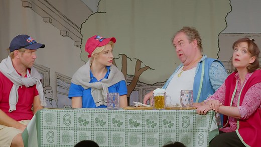 Die neue Revue im Kabarett Simpl unter der Regie von Michael Niavarani blickt auf die 110-jährige Geschichte des Kabaretts und dessen Wahrzeichen. Niavarani und die Schauspieler Jennifer Frankl und Bernhard Murg waren dazu zu Gast im Studio von OÖN-TV. | OÖNachrichten