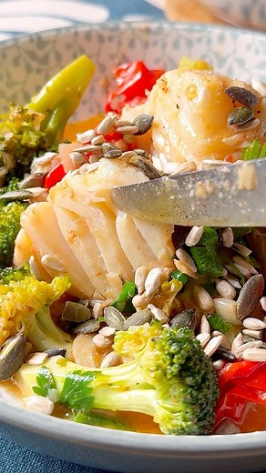 Cod Fish with tomatoes, broccoli, shallots and garlic Instead of cod fish, you can take any fillet of white fish or salmon. | Bible of taste