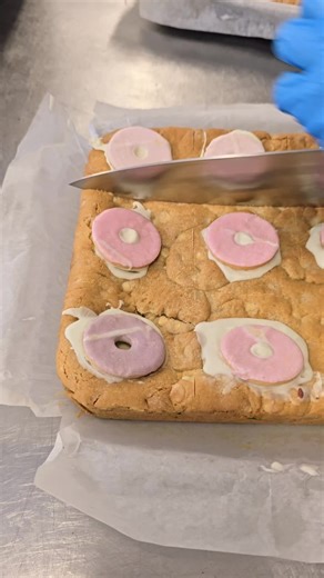 Party Ring Cookie Bar 🎊 White chocolate cookie stuffed with creamy spread and sprinkles 😍 Buy 9 save 15%, Buy 16 save a massive 30% #partyring #cookiebars #bakes #signatureslices #whitechocolatecookie