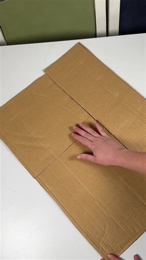 The Simplest Method to Fold Clothes Neatly Using Cardboard
