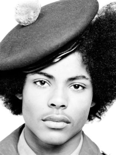 Le Black Panther Party, c'était un mouvement révolutionnaire afro-américain fondé en 1966 à Oakland, en Californie, par Huey P. Newton et Bobby Seale. Leur objectif initial était de protéger les communautés noires contre la brutalité policière, mais ils ont rapidement évolué vers un programme plus large de lutte contre le racisme et l'oppression. *Les principes clés du mouvement* - *Autodéfense* : les Black Panthers croyaient en la nécessité de se défendre contre la violence policière et les agr