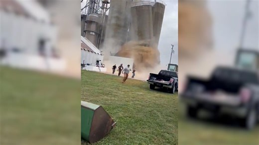 Illinois, cede il gigantesco silos da 800 tonnellate di cereali: le immagini del crollo