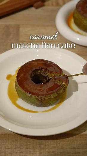 Lembutnya matcha flan cake bertemu dengan caramel, disantap saat dingin udah pasti enak!