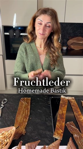Fruchtleder ganz ohne Ofen, Airfryer oder Dörrautomat! So einfach hast du Bastik noch nie selbst gemacht! Kennst du schon Bastik: das traditionelle Fruchtleder aus dem Orient? Ganz natürlich, ohne Zusätze, einfach nur pure Fruchtpower! Alles, was du brauchst, ist etwas Zeit und Geduld, kein Backofen, kein Dörrautomat, kein Airfryer nötig. Die Masse kurz aufkochen, auf ein Blech streichen und 2–3 Tage bei Raumtemperatur trocknen lassen. Danach portionieren und genießen egal ob pur oder mit Walnüs