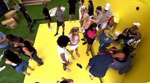 9.4K views · 146 reactions | Essa caixa trouxe o relaxamento! ‍♀️ E claro que ela correu pra usar o massageador de pés! #BBB #BBB26 #teamsolangeribeiro | Solange Couto | Facebook