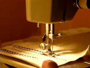 NICE, BASIC KENMORE MODEL 1318 SEWING MACHINE