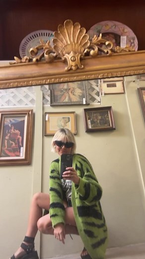 So many clients have been traumatized by getting a bad a razor cut. It’s not a great look for the tool itself, honestly. I want to hear your experiences with the razor! Because it honestly just makes me feel more motivated to teach best practices and in depth theory classes all the more! Please, please invest in all of the razor education of you are new to the tool but don’t give up on it because it really does open up a world of possibilities! Just to clarify my @Renegade.Royals Razor 101 cours