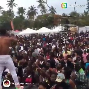 Dexta Daps calls up back fan after security push him off stage | Dancehall Reggae Videos 2
