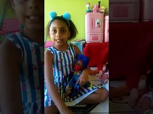 Brincando com minhas bonecas.