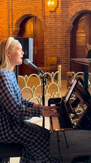 T R I N E T H E R K E L S E N on Instagram: "🌸 Kære Linedanser 🌸 LIVE til bisættelse i @annakirke2200 på Nørrebro 🫶💔 I min afstemning var i ca. 1200 folk der stemte på at jeg delte denne sang.🙏 Her er den.. 🩷"