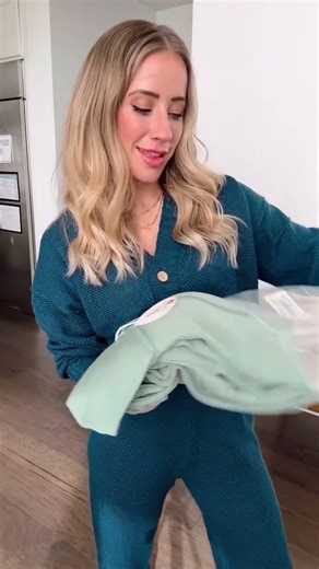 I have been so excited about sharing thiiisssss video!!!! Hailee Cardi set look a-like has been