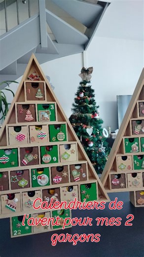 Lovelylifemom on Instagram: "Pour changer des calendriers de l'avent au chocolat ✨ Même si ça va mieux au niveau des troubles de l'oralité de mon grand (beaucoup moins de sucre et d'industriel et l'ajout des féculents et protéines 💪🏾❤️) dès que je peux j'évite le sucre inutile ! En plus avec cette version, mon bébé va aussi pouvoir en profiter 😍 J'ai commandé le calendrier de base sur Amazon et les sapins datent de très longtemps mais viennent sûrement de chez cultura &#x