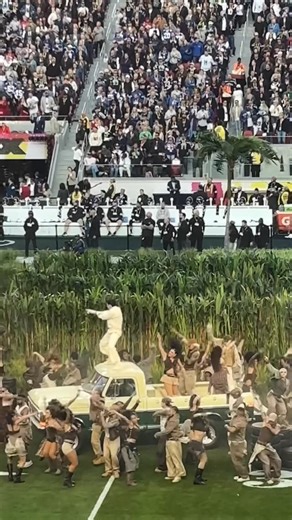 Missão Sports on Instagram: "O show absurdamente HISTÓRICO do Bad Bunny no Super Bowl LX! 🔥🔥🔥🔥🔥🏈 . . . ______________________________________________ 📈Se você quer mais listas, stats, seleções e rankings do futebol brasileiro e internacional todos os dias 👉🏽Siga @missaosports @50jardas @jpsampaio96 @fanaticsfootballbr #nfl #badbunny #superbowl"