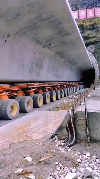 Self-Propelled Modular Transporter for Heavy Equipment