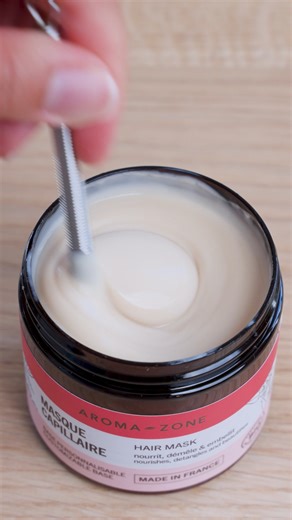 Cheveux secs, abîmés ou ternes ? Offrez-leur une dose de nutrition intense avec cet après-shampoing maison hydratant et gainant ✨ Ultra simple à préparer, il renforce la fibre capillaire et laisse les longueurs douces, brillantes et faciles à coiffer ! RECETTE 🥣 APRÈS-SHAMPOING HYDRATANT & GAINANT 💆‍♀️ 200 g de Masque capillaire 💧 10 ml d’Actif Fucocert 🍯 8 ml d’Actif Honeyquat 🍦 3 ml de Fragrance naturelle Monoï (à ajuster selon vos envies) Mélangez directement dans le pot de votre masque,