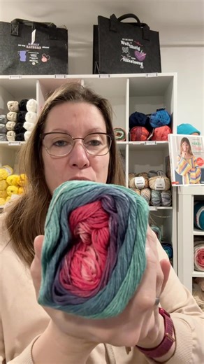 With this color gradient, you can knit yourself dreamy summer shirts or scarves 🧶 1-2-3 ideas