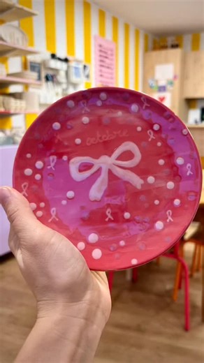 Bravo et merci pour tous vos rubans ! 🎀 On change de point de vue et on regarde sous les pièces car de jolis rubans rose ont été peints tout au long du mois d’octobre pour symboliser notre soutien à la lutte contre le cancer du sein. 1€ par pièce a été récolté. Et c’est aujourd’hui 500€ qui vont être envoyés à @association.ma.parenthese ! 🤗 Vous êtes géniaux, merci 🫶 | Atelier.cafecito