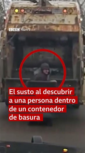 Un recolector de basura se llevó un gran susto al encontrar a un hombre escondido en un contenedor tras evadir a la policía durante un control de tránsito. La insólita secuencia fue captada por la cámara de una patrulla del Departamento de Policía de Huber Heights, en Ohio, Estados Unidos. La policía afirma que el sospechoso fue detenido sin sufrir lesiones. #Fugitivo #Policía #HuberHeights #BBCNewsMundo | BBC News Mundo