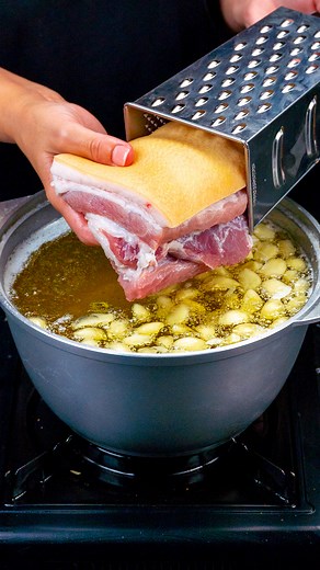 ¡Un carnicero me enseñó! Aquí te explico cómo hacer carne ahumada en casa. Ingredientes agua: 2 l ajo: 1 pza laurel: 3 pza pimienta negra en granos: 4 g pimiento roja en granos: 2 g tomillo: 4 g panceta de cerdo: 1.8 kg pimienta negra: 2 g sal: 3 g pimentón ahumado: 3 g hierbas provenzales: 2 g ajo en polvo: 3 g mantequilla: 100 g ajo: 10 g carbón: 200 g cebolla verde: 10 g pan de molde: 4 pza aceite de oliva: 4 ml A FUEGO MEDIO: 1 MIN A FUEGO MEDIO: 1 MIN La salsa mantequilla: 60 g ajo: 5 g mos