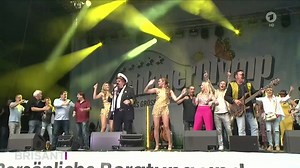 Hallo Freunde! Es war ein sehr emotionaler Abschied von der großen Bühne am Samstag beim SchlagerOlymp. Ganz herzlichen Dank an meine Familie, an alle Fans die dabei dabei waren, an meine Musiker Wolli und Pivo, an die Tänzerinnen Claudia und Jeannine, an die Veranstalter, an die Technik und an alle meine Freunde... Hier ein kleiner Zusammenschnitt der TV Berichte! Ich melde mich im Kürze mal wieder mit nem Balkonbericht! Euer Frankie ;-) | FRANK ZANDER
