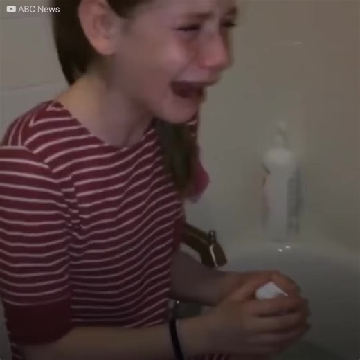 Gemene kinderen noemen haar 'parapluhoofd'. Savannah Fulkerson werd op een dag wakker met het gevoel alsof ze brandde vanbinnen, en hoewel haar lichaam in orde leek, zei ze dat ze lava door haar heen voelde stromen. Haar ouders wisten niet wat ze moesten doen. Ze dachten dat ze aan een psychische stoornis leed, maar de waarheid was veel enger. Na medische tests moest ze zichzelf voor altijd opsluiten in haar huis, omdat ze lijdt aan een zeldzame genetische ziekte die niet te genezen is. | Superm