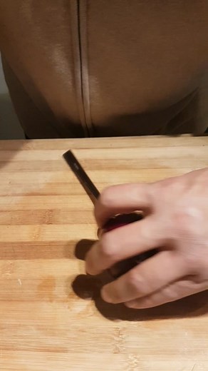 White or red onion? which one do you prefer to eat ? Tell us in the comments. A fork a strong peeler made in Germany = epic win ! #kitchenhacks #vegetablepeeler #casatips