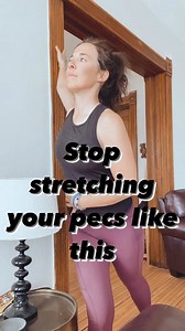 🔽 Pec Stretch - Are You Doing It Right? ✨ A common mistake with this stretch is setting up in a door frame or on the rig and then letting your body fall through, twisting excessively. This often causes unnecessary torque through the shoulder capsule and can miss the target area. 💪🏻 To effectively stretch the pecs and chest: 🔑 Set your shoulder blades back and down 🔑 Align your arm parallel to your body and position yourself parallel to the door/rig/wall 🔑 Step through with the same side le