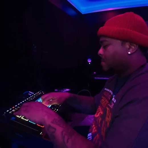 TLew, What it Do? on Instagram: "Let’s make a beat real fast! Quick cook up on my @akai_pro MPC live III!!"