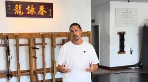 How to Relax in Wing Chun (Full Lesson) In this Wing Chun lesson, I share key insights on how to truly relax in Wing Chun to improve functionality and effectiveness. Discover how to balance tension and relaxation in your body, and understand which muscles to engage and which muscles to relax to achieve structural integrity in your Wing Chun training. Whether you're a beginner or have experience, this Wing Chun lesson will deepen your understanding of Wing Chun principles, helping you get good at