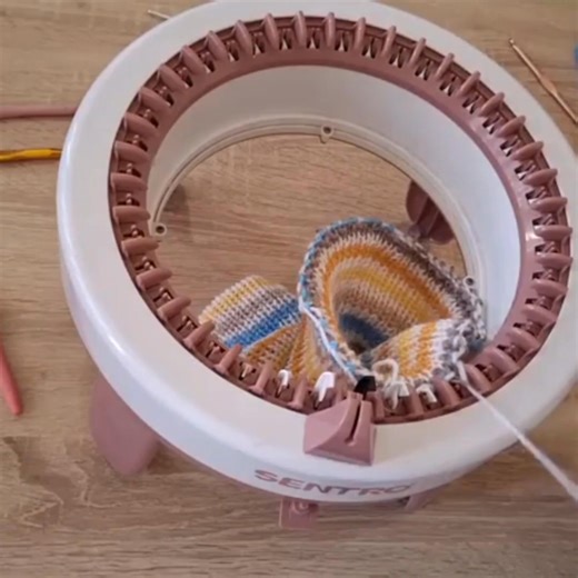 Centro machine is special for hats. This video is for beginners. I hope you like it. Knitting loom for beginners step by step #knitting #crochet #scarf #knitting_loom_eljammari #hat #tejidos #fblifestyle Part 3 | Ouabd Zaina