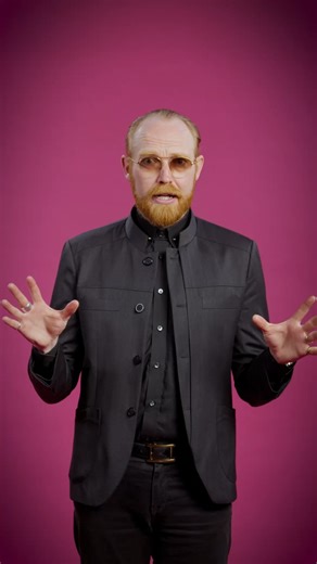 GYLDENDAL on Instagram: "Er hypnose fake? Er det skuespil? TÆNK IKKE PÅ EN LYSERØD ELEFANT af Jan Hellesøe er en bog, der både er en personlig fortælling og en praktisk værktøjskasse. Jan Hellesøe fortæller ærligt om vejen fra genert dreng i Sønderborg til mental manipulator og hele Danmarks hjerne-hacker – og han giver dig samtidig konkrete tips til, hvordan små mentale skift kan føre til store livsforandringer. . #janhellesøe #hypnose #personligfortælling #bog #manipulation #hellesøe"