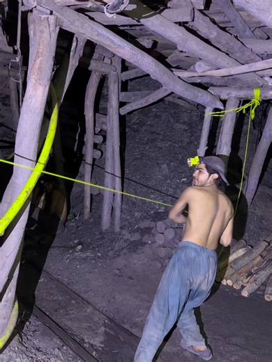 Sending signals towards Earth's surface from the depths of 3000 feet deep underground #Minecraft #blackdiamondmining #undergroundmining #mining #viral #minecraftmining