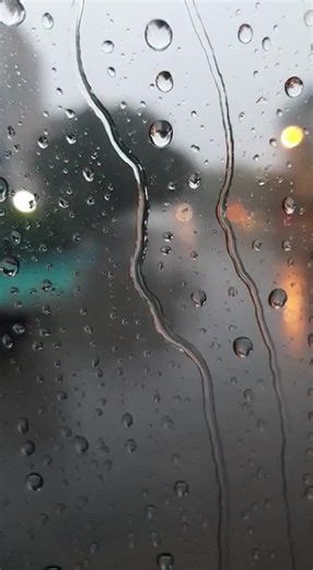 Watch as raindrops create mesmerizing ripples on glass. A gentle reminder to respect #Raindrops #NatureArt #Mindfulness #Creativity #TikTokArt